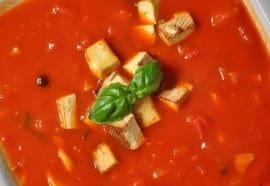 Gęsta zupa pomidorowo-paprykowa z tofu wędzonym