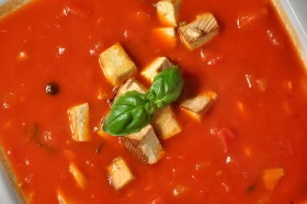 Gęsta zupa pomidorowo-paprykowa z tofu wędzonym
