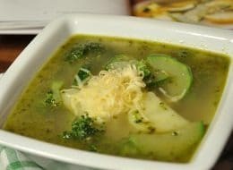 Zupa z zielonych jarzyn z pesto