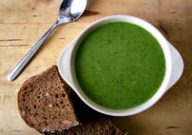 Zupa krem z zielonego groszku i brokułów