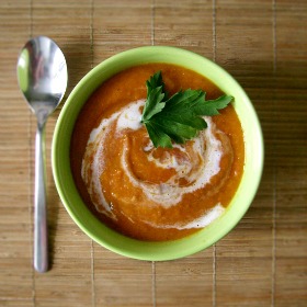 Pomidorowa zupa krem z soczewicą i chrzanem