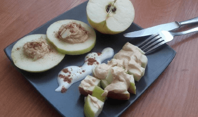 Jabłko z kremem jogurtowo-orzechowym