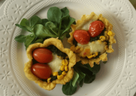 Mini tartaletki jaglane ze szpinakiem i pomidorkami