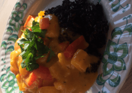 Wegańskie curry z mango na czarnym ryżu
