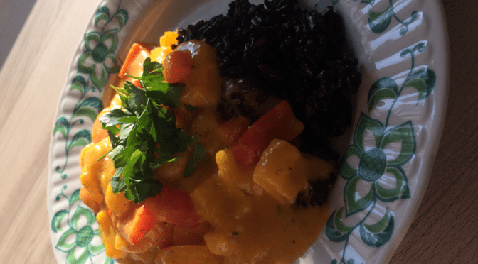 Wegańskie curry z mango na czarnym ryżu