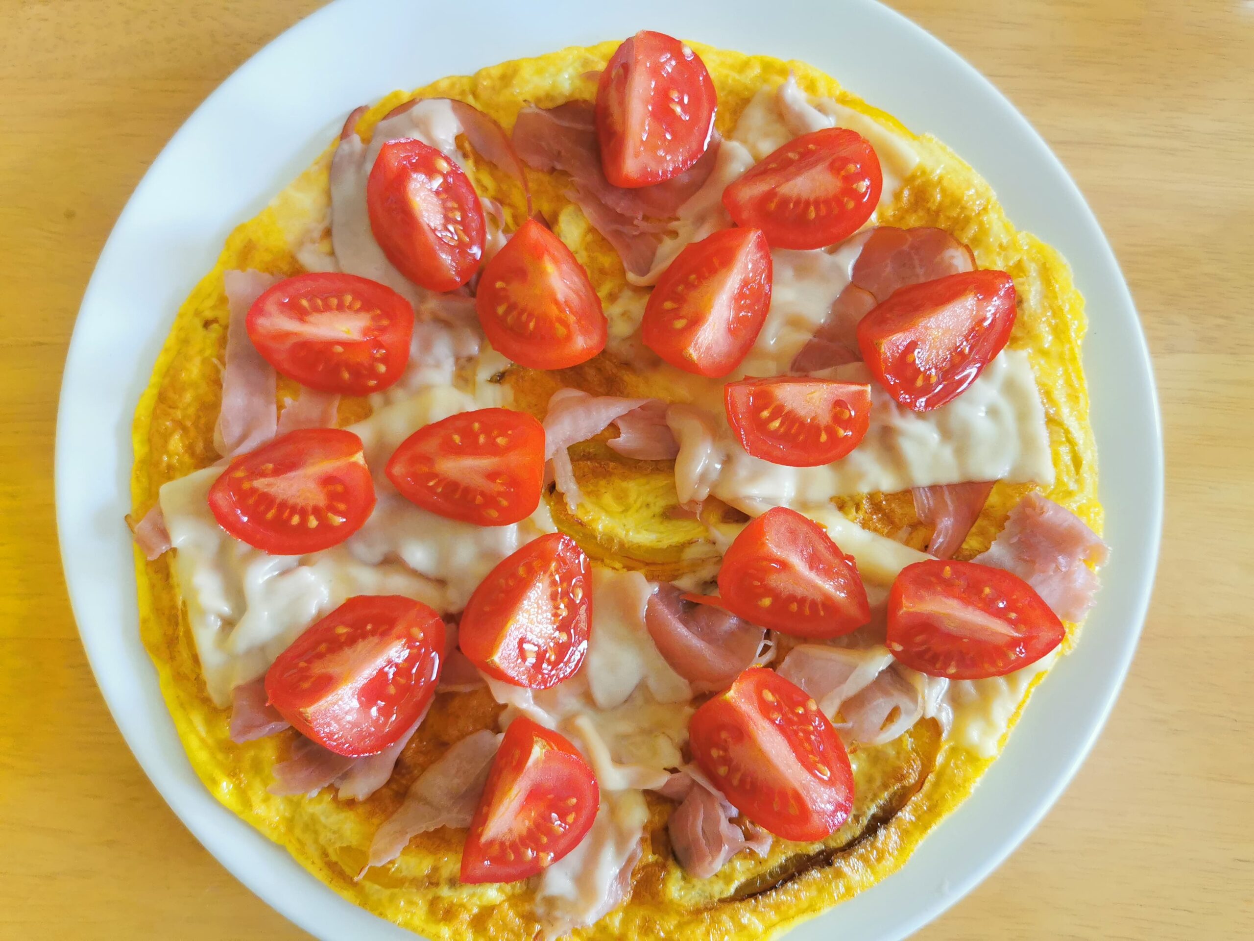 Wytrawny omlet z szynką szwarcwaldzką i pomidorkami