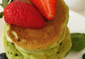 Zielone pancakes z owocami