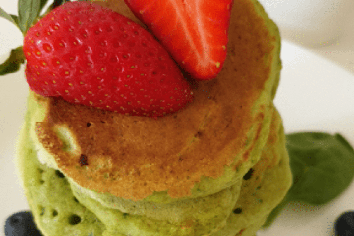 Zielone pancakes z owocami
