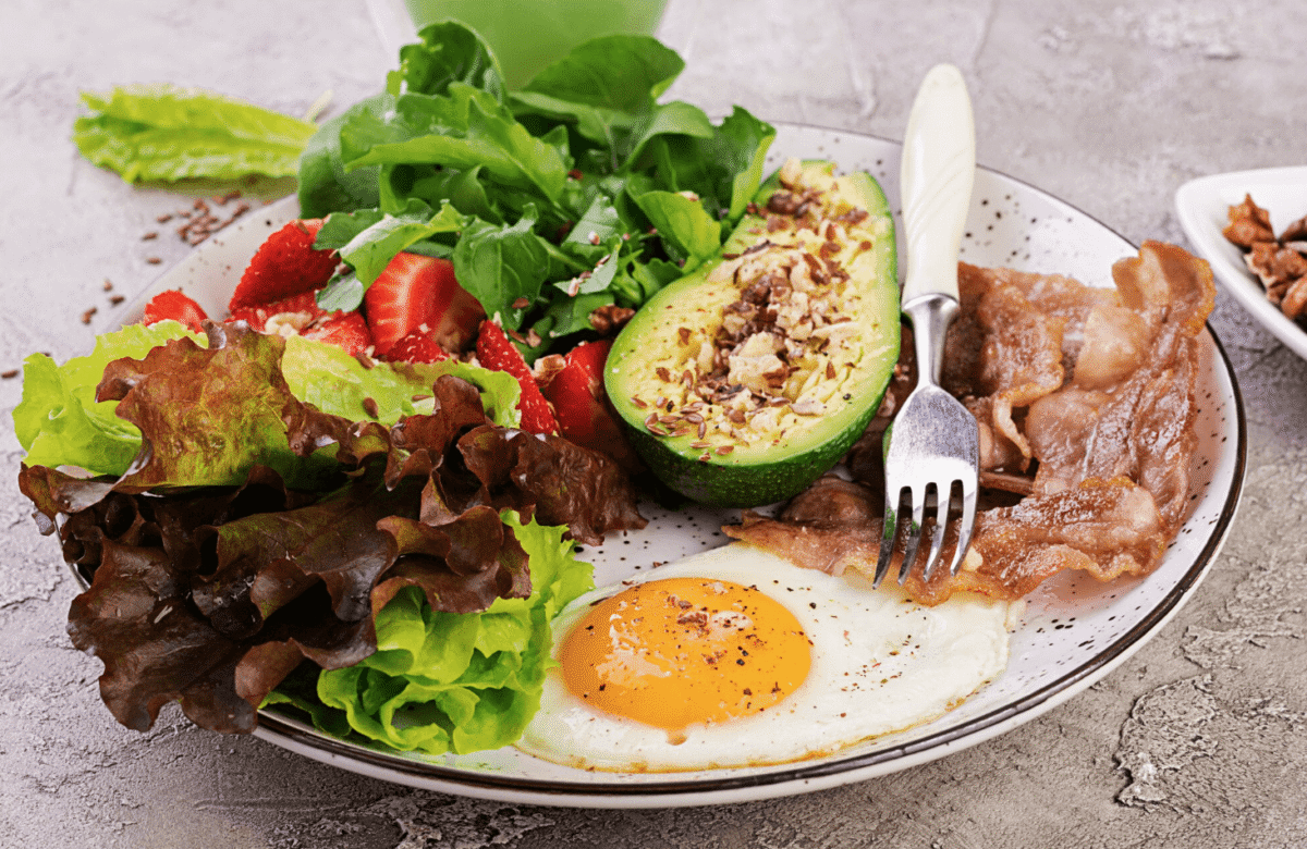 Dieta ketogeniczna krok po kroku – zasady, efekty i jadłospis