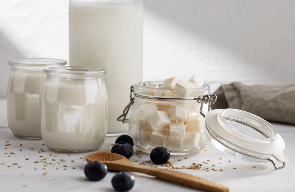 Fermentowane produkty mleczne – naturalni sprzymierzeńcy zdrowego mikrobiomu i szczupłej sylwetki