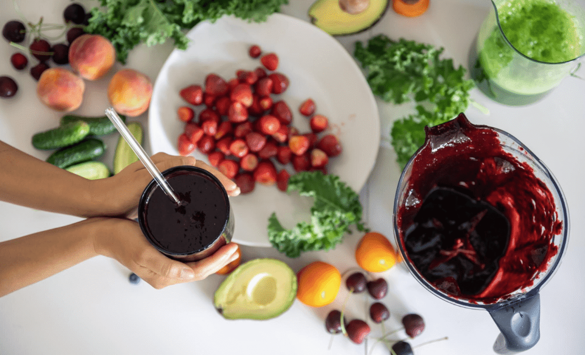 Pokarmy wzmacniające krew: Rola żelaza i B12 w walce z anemią