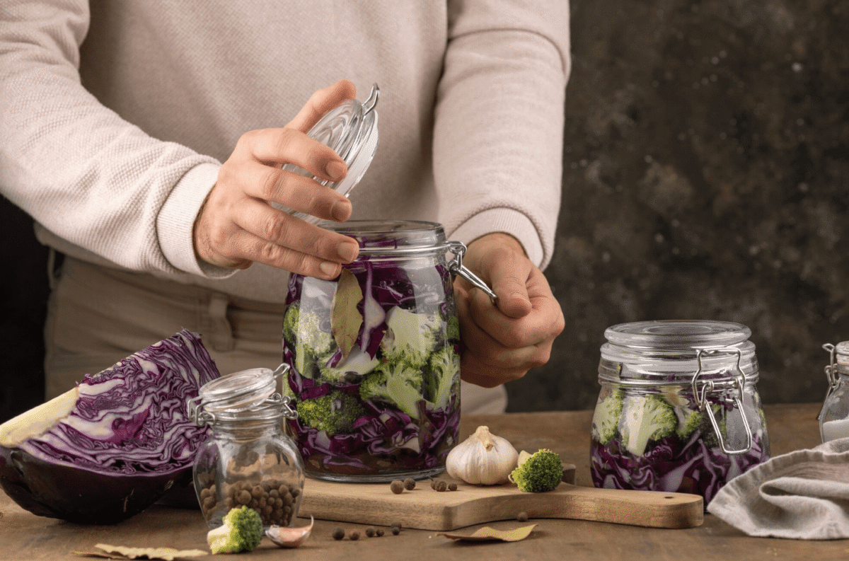 Postbiotyki – co to jest i jak "karmić" je dietą?