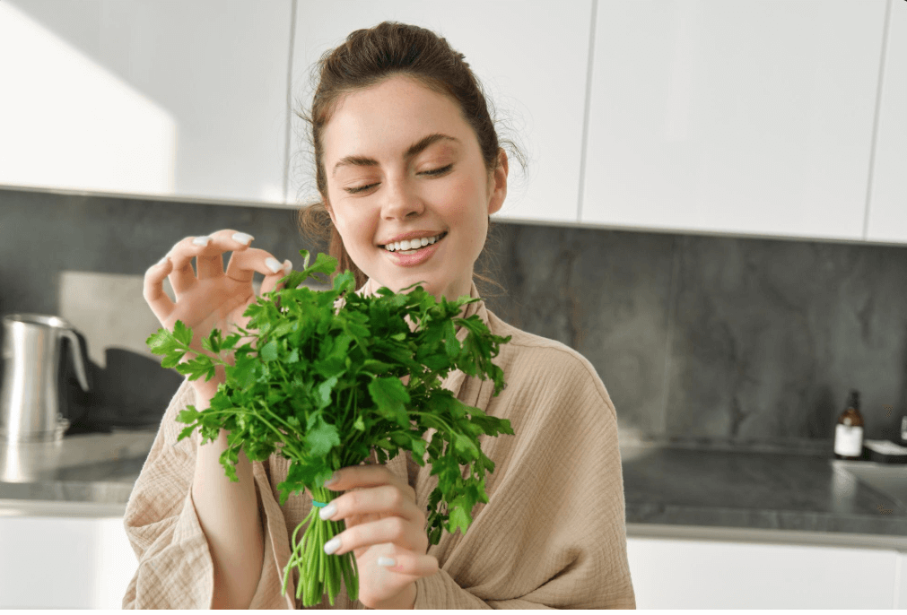 Jak wykorzystać sezonowe zioła w kuchni – aromat i zdrowie na talerzu