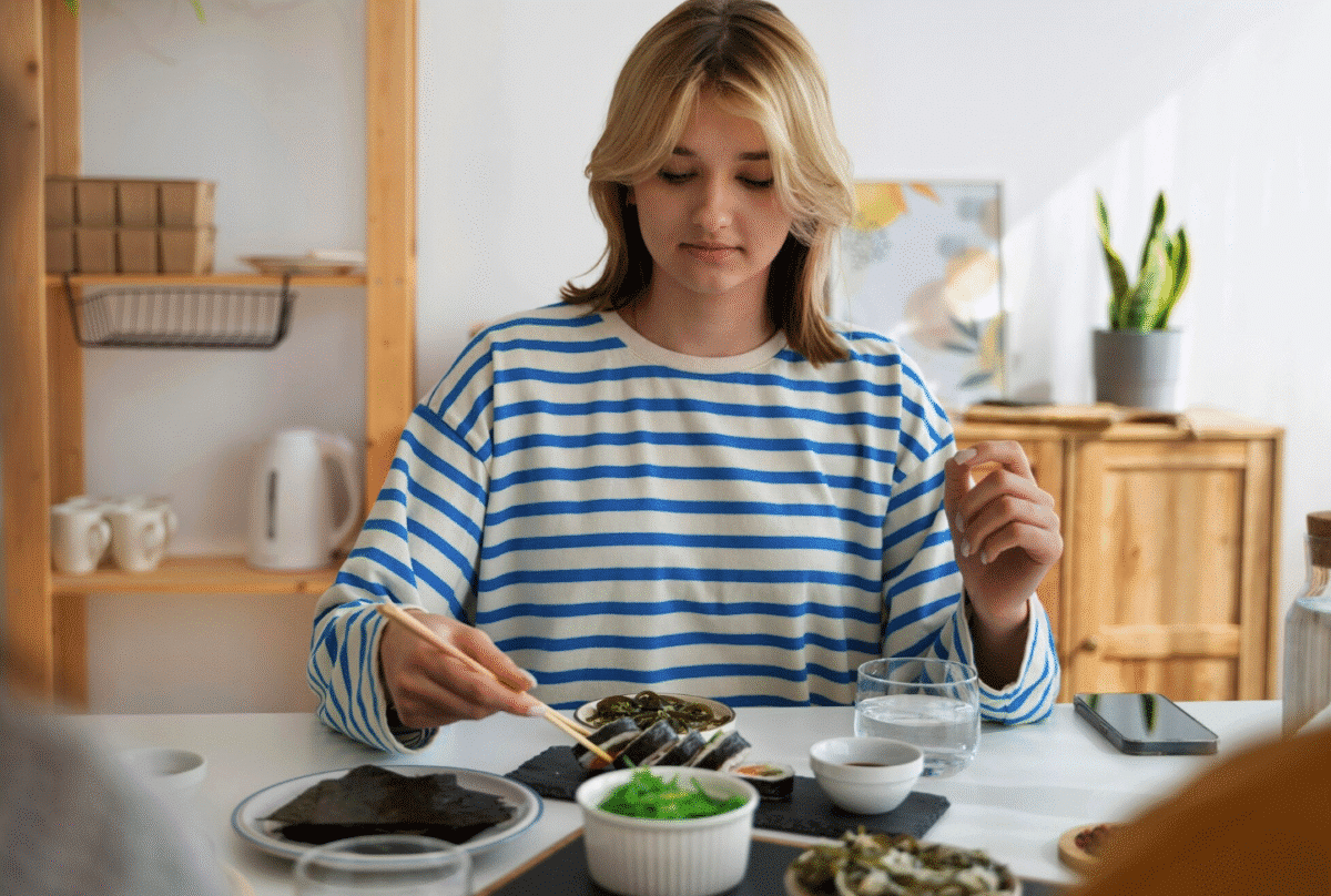 Uważne jedzenie – skuteczny sposób na kontrolę wagi i zdrowe odchudzanie